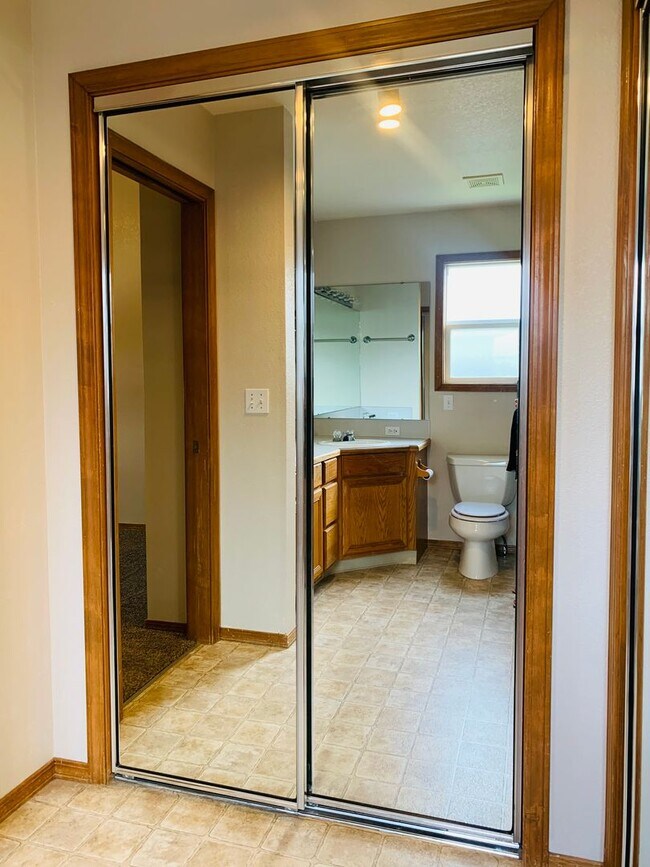 Building Photo - Great Home, Close Foothills Location