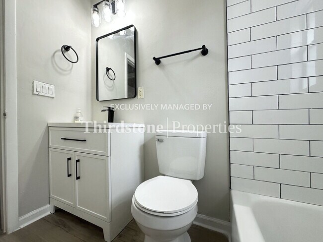 Building Photo - 1930 Park St