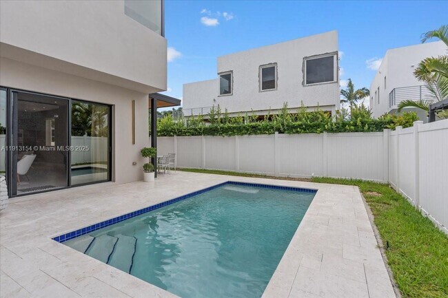 Building Photo - 7440 NW 100th Ct