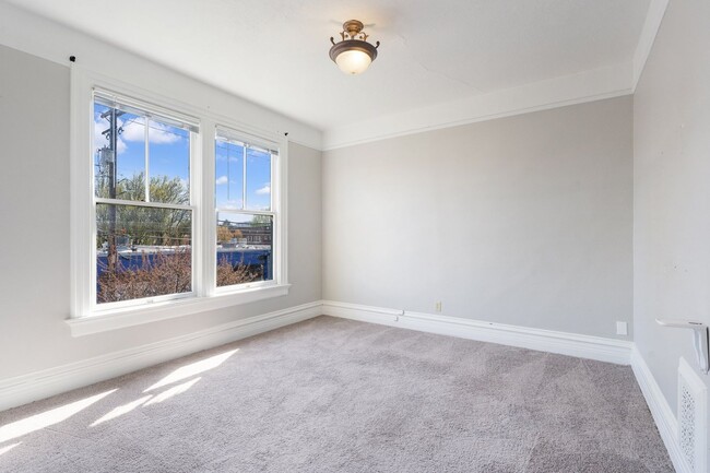Building Photo - GATED OFF STREET PARKING - Top Floor Unit ...