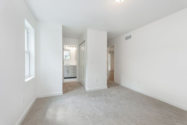 Building Photo - Four bedrooms/2.5 Baths Newly Remodeled Bay Village Home!