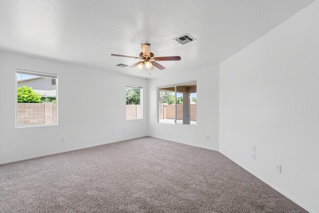 Building Photo - Freshly Updated 4 Bed | New Carpet, New Appliances & Open Layout