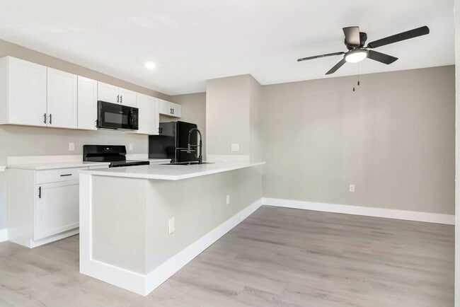 Building Photo - Ground Floor 1/1 with Den Newly Renovated