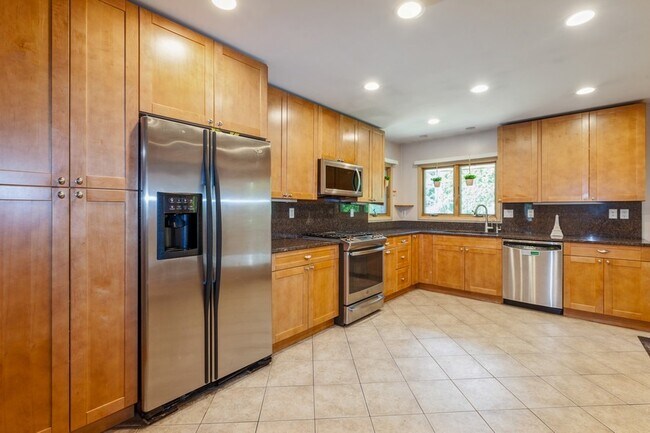 Building Photo - 50 Edgewood Dr