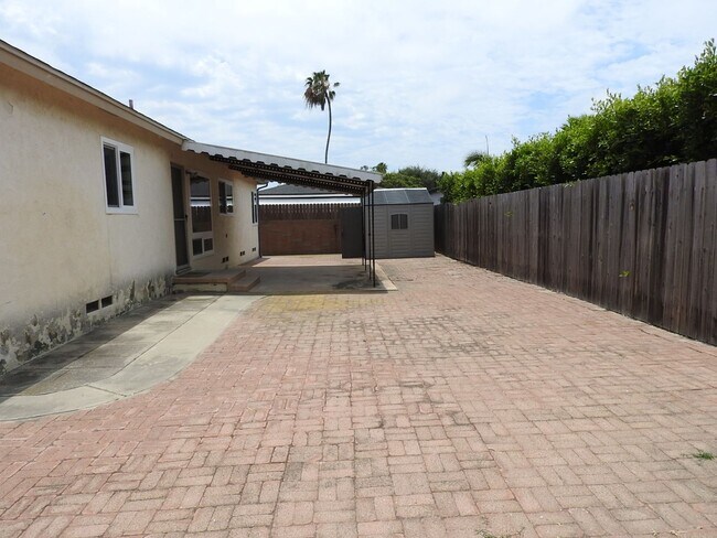 Building Photo - 3 Bedroom House in quiet neighborhood