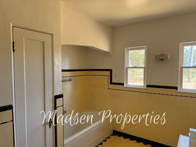 Building Photo - 3164 Burdick Rd