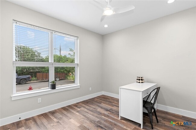 Building Photo - 2204 Magnolia Dr