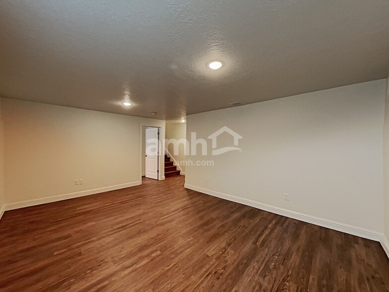 Building Photo - 2412 E Surry Way