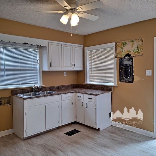 Building Photo - 2949 Yale Ave