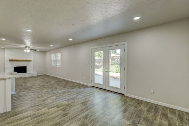 Building Photo - Spacious Elegance: Open Floor Plan, Dual V...
