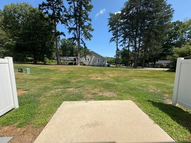 Building Photo - 3 br 2.5 townhome minutes from I-85