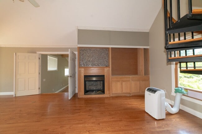 Building Photo - 440 Aurora Ln