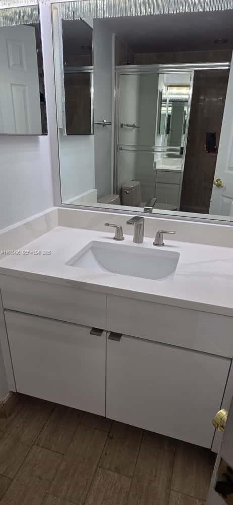 Building Photo - 2843 S Bayshore Dr