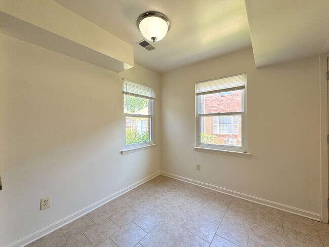 Building Photo - Charming & Spacious Two Bedroom One bathroom Unit
