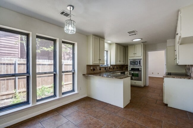 Building Photo - Beautiful and bright Plano home with updates