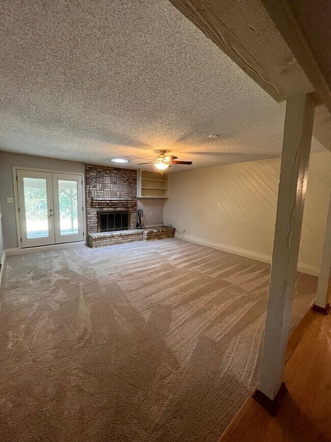 Building Photo - 4 Bedroom 2 Bath 2 Car Garage in Arlington - Excellent Location