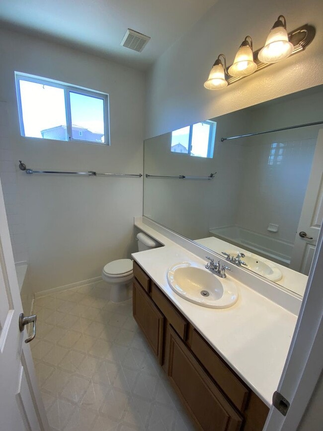 Building Photo - Beautiful 3 bed/2 bath home located in the...