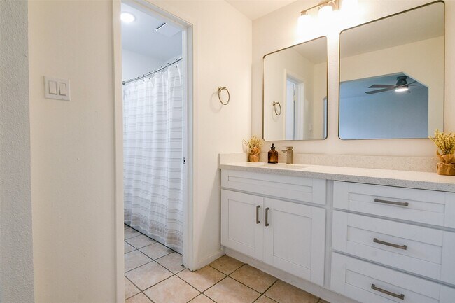 Building Photo - 5635 Greenhill Forest Dr