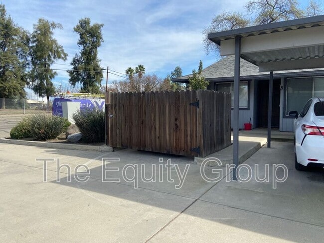 Building Photo - 701 E Noble Ave