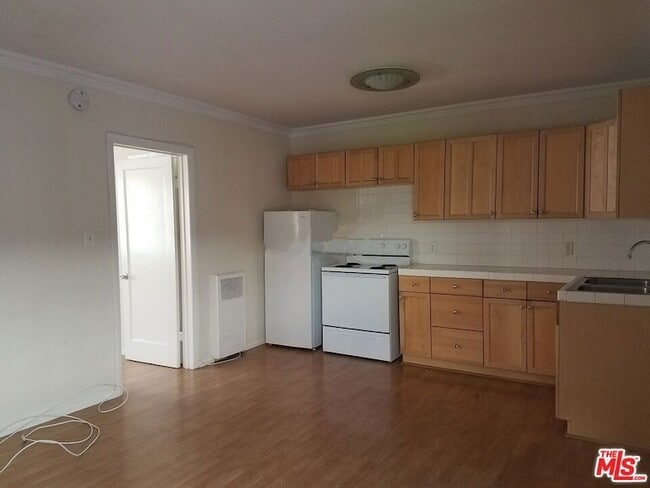 Building Photo - 615 N Rossmore Ave