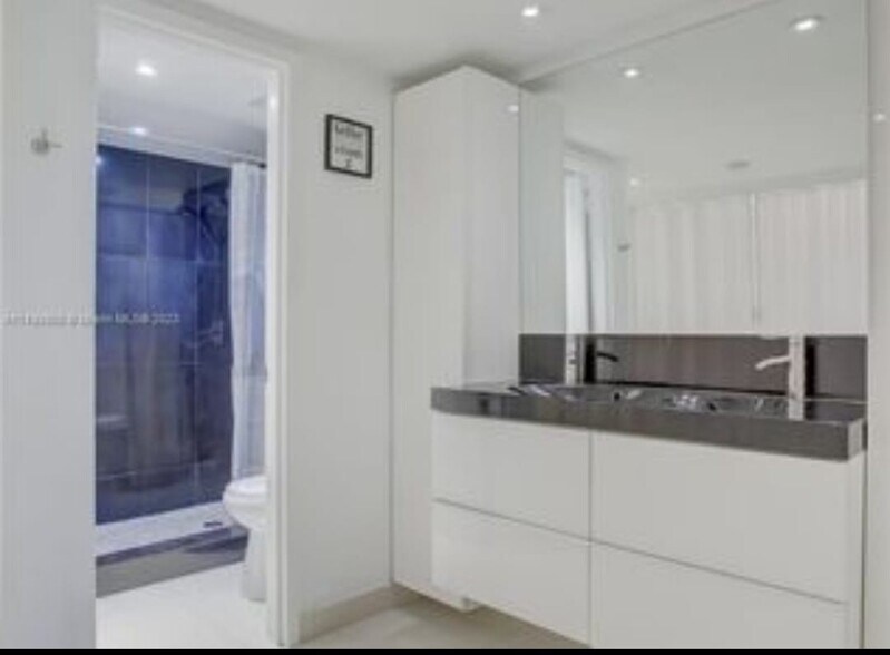 Building Photo - 3375 N Country Club Dr