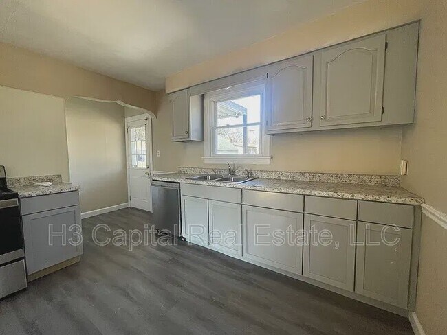 Building Photo - 711 N 28th St