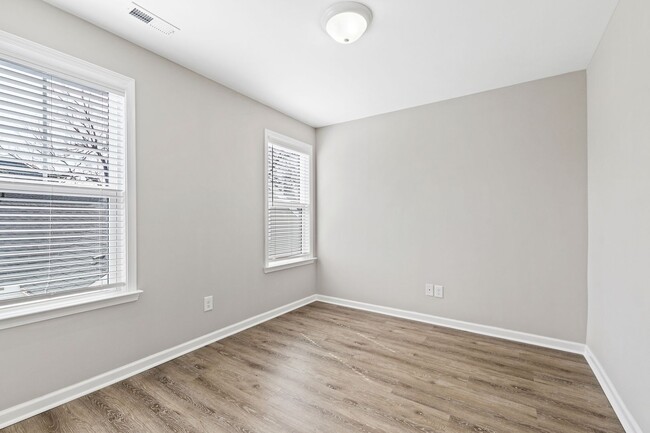 Building Photo - Stunning Duplex Minutes to Downtown Durham!