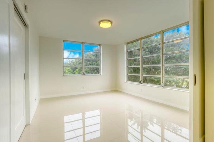 Building Photo - 535 Oaks Dr