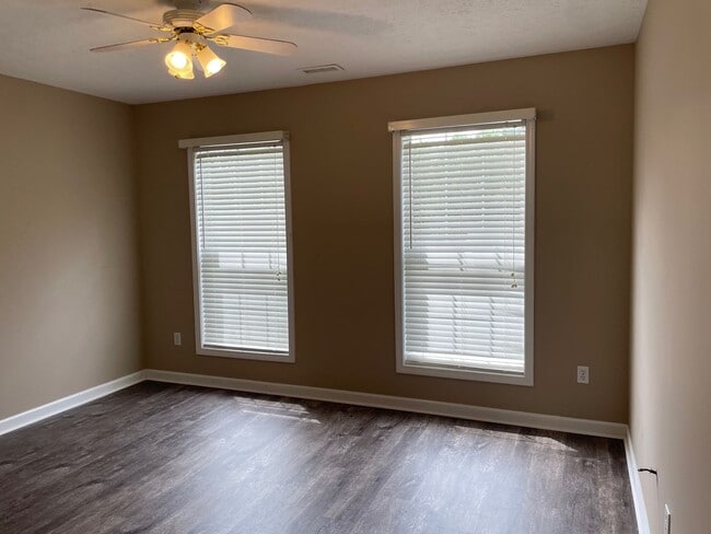 Building Photo - Beautiful 2 bed, 1 full, 2 half bath 2 sto...