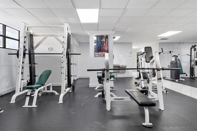 Building Photo - 600 Parkview Dr