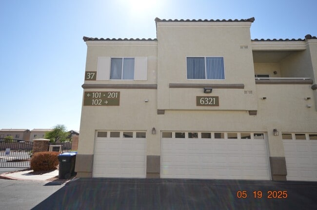 Primary Photo - 6321 Desert Leaf St