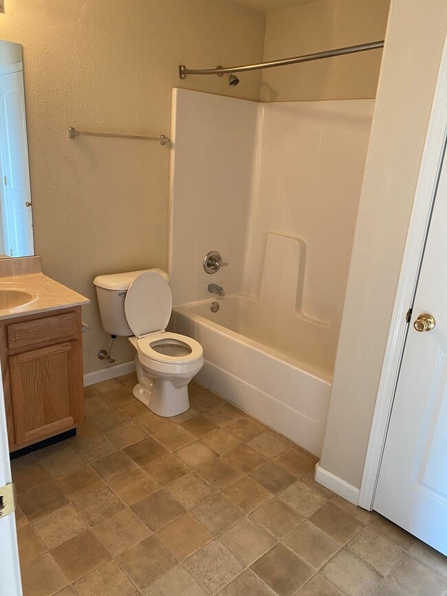 Building Photo - Nice ground floor 1 bedroom apartment!