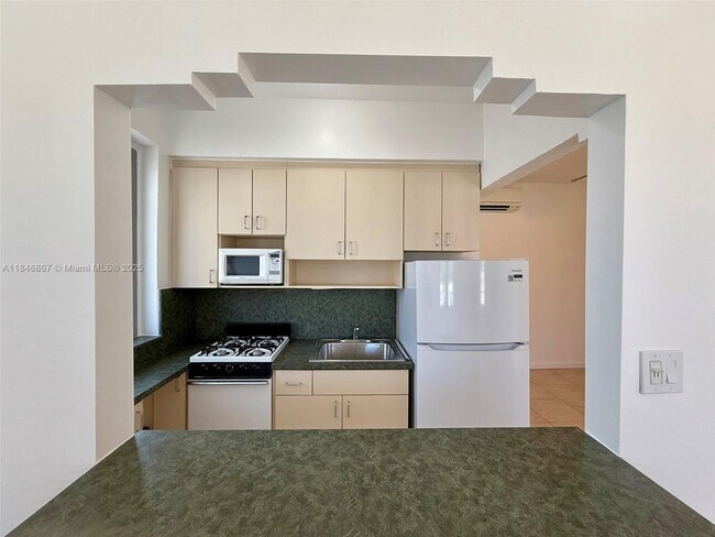 Building Photo - 901 Collins Ave