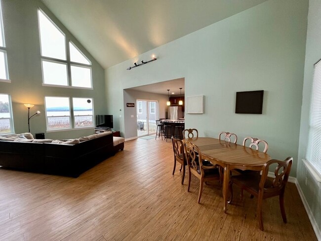 Building Photo - Waterfront 2 Bedroom Home in Ferndale!