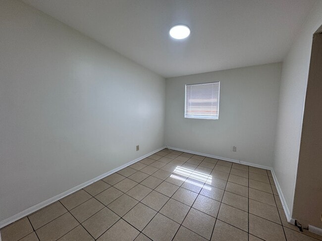 Building Photo - Island Charm on the North End – 5 Minutes to the Beach & Historic Downtown!