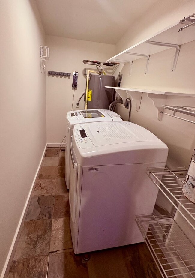 Building Photo - Spacious three bedroom rambler in Shoreline!