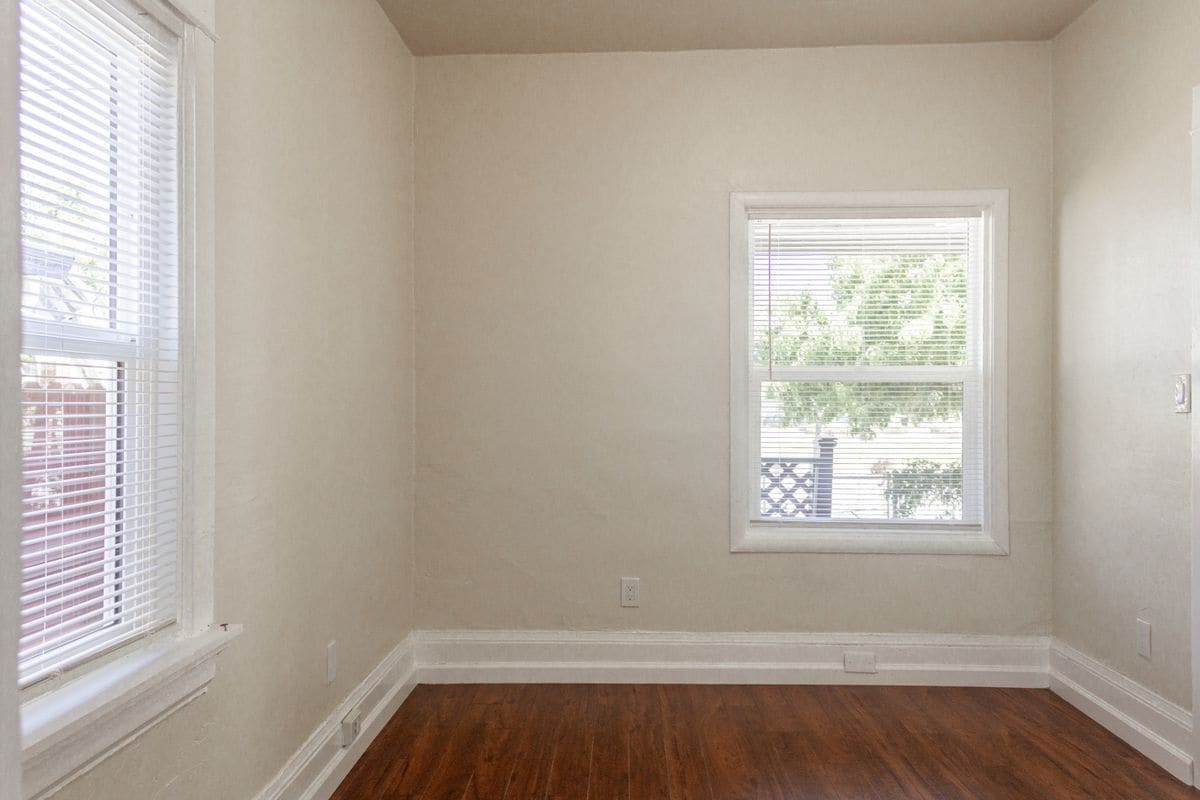 Building Photo - 322 E 8th St