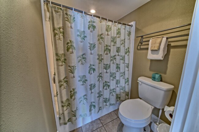 Building Photo - 7205 Thomas Dr