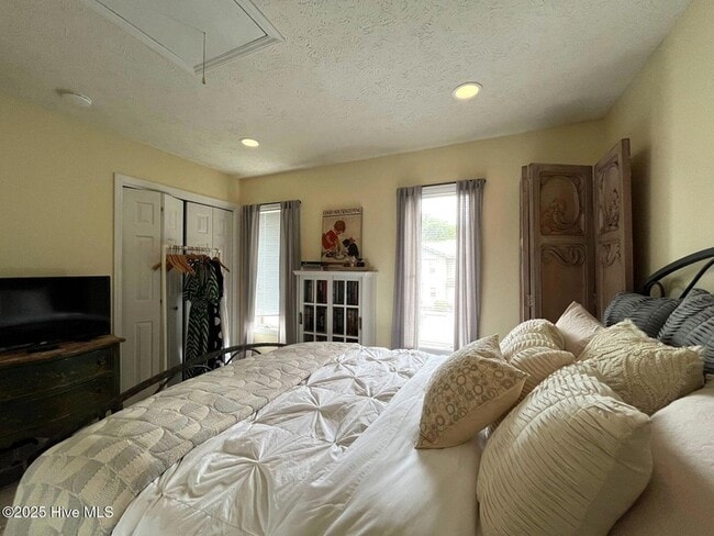 Building Photo - 940 Linden Rd