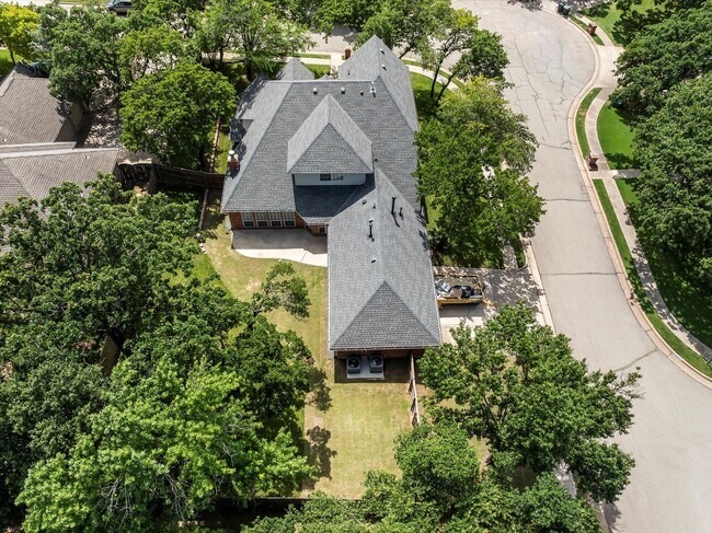 Building Photo - Exclusive Luxury Lease-124 N Crosstimber T...