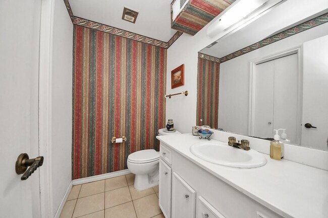 Building Photo - 17 Winged Foot Dr