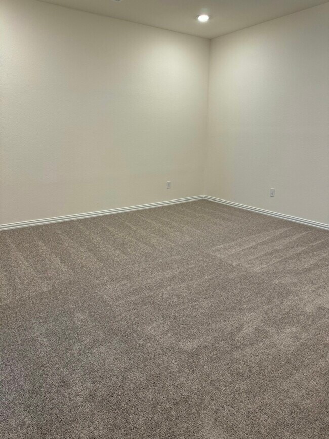 Building Photo - 2821 Jacaranda Dr