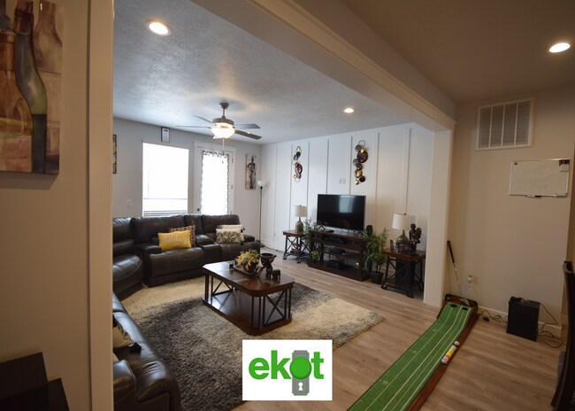 Building Photo - Spacious Townhome Near Shopping! 3 BD 2.5 BTH