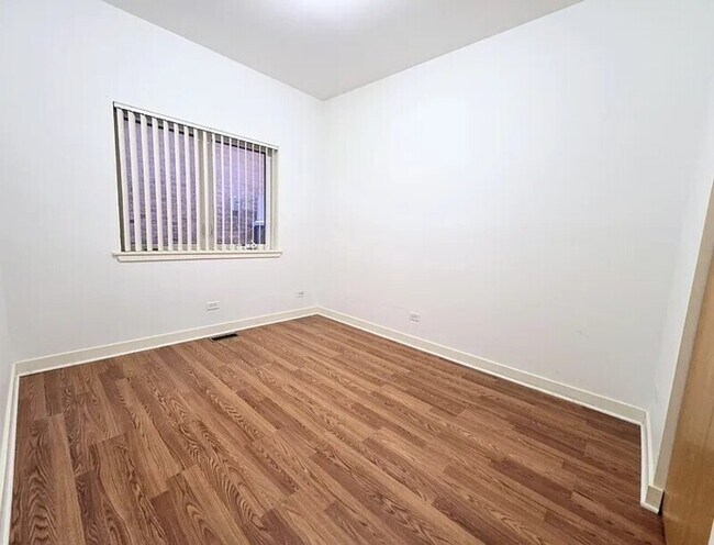 Building Photo - 705 W 31st St