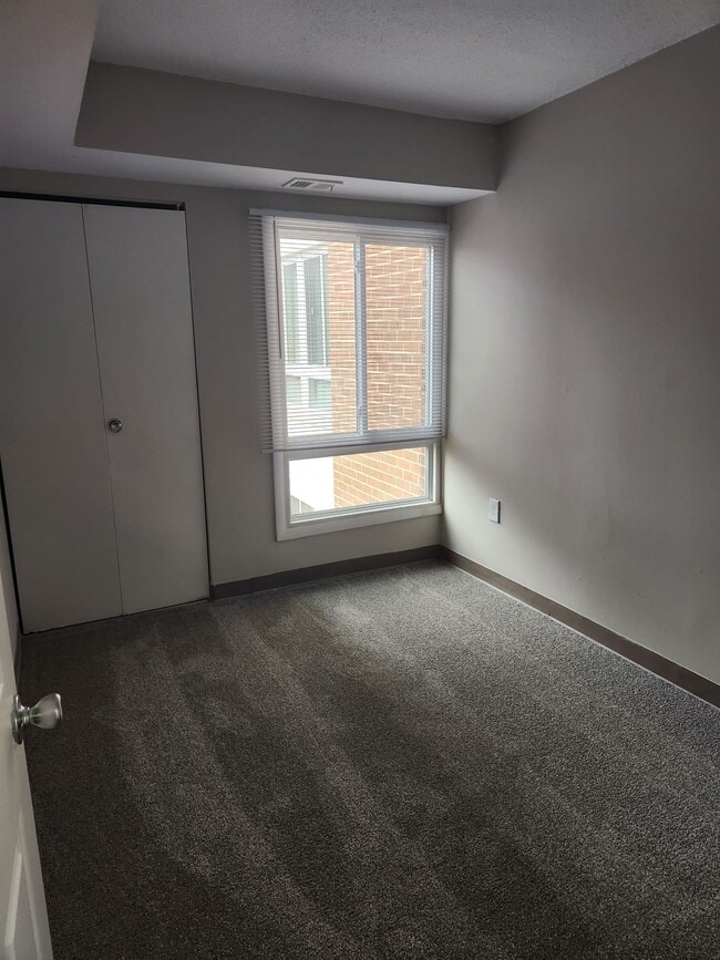 Building Photo - Spacious Two Bedroom Apartment Home Availa...