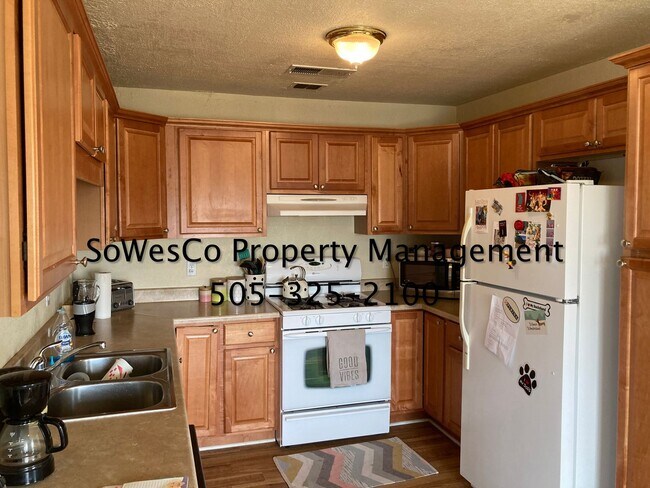 Building Photo - Cute 3 Bedroom Home with beautiful Kitchen