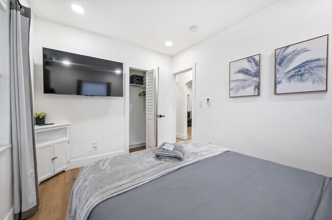 Building Photo - 310 NE 58th Terrace