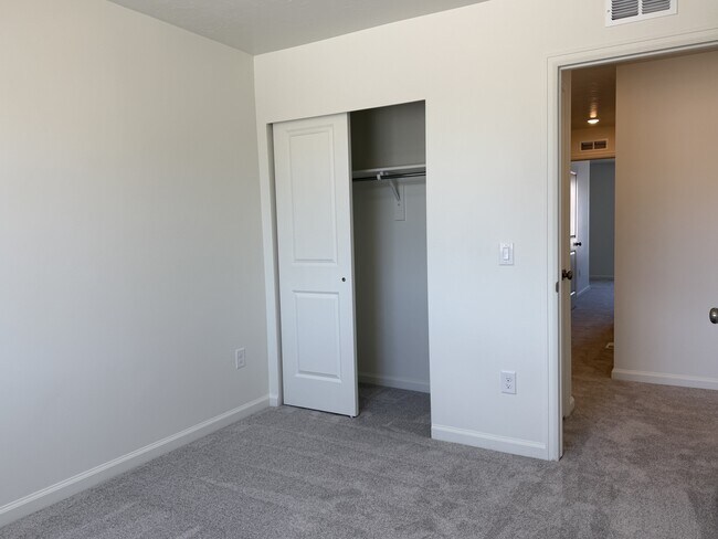 Building Photo - 203 E Arcade Dr