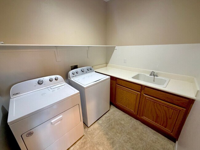 Building Photo - 7493 Longhorn Lodge Ave