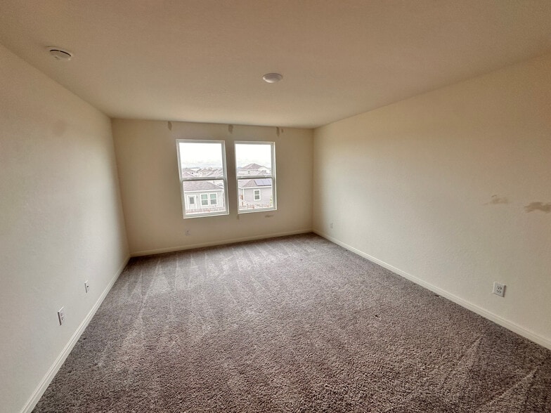 Building Photo - Room in House on Maple Ter
